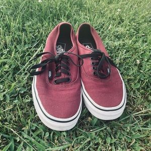 Hi🦇🦇🖤🖤 I am putting up these burgundy colored vans!🎃!!💀👻!!!